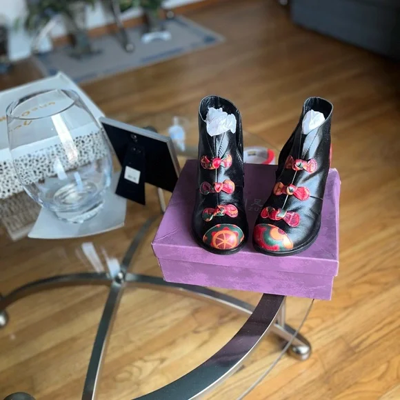 Black and Red Double bow leather ankle boots - Picture 3 of 6